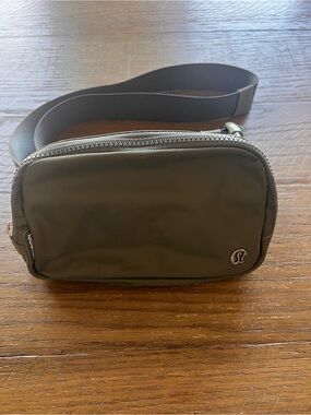 lululemon athletica Gray Green Everywhere Belt Bag with Adjustable Strap